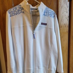 Vineyard Vines White sweatshirt Blue Floral accents